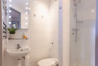 Classic En Suite at Therese House, 29- 30 Glasshouse Yard, Barbican, London, EC1A4JN - Image 8