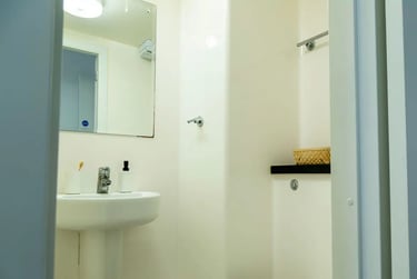 Deluxe Studio - Image 3