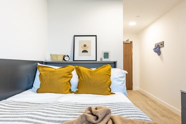 Classic 6 Bed Upper Floor Ensuite - Image 1