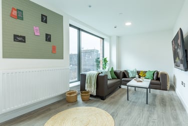 Classic 6 Bed Upper Floor Ensuite - Image 4