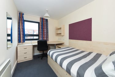 En-suite Standard at Corfe House, Pitwines Close, Central, Bournemouth, BH151ED - Image 1