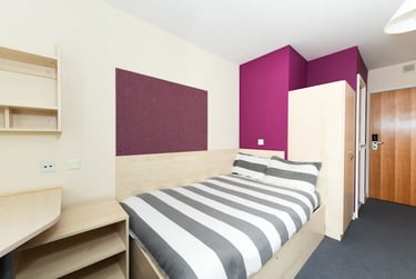 En-suite Standard at Corfe House, Pitwines Close, Central, Bournemouth, BH151ED - Image 2