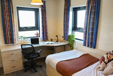 En-suite Standard at Corfe House, Pitwines Close, Central, Bournemouth, BH151ED - Image 1