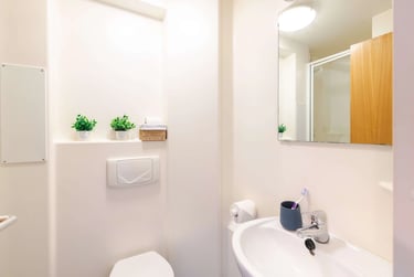 En-suite Premium at Corfe House, Pitwines Close, Central, Bournemouth, BH151ED - Image 5