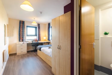 En-suite Standard at Corfe House, Pitwines Close, Central, Bournemouth, BH151ED - Image 3