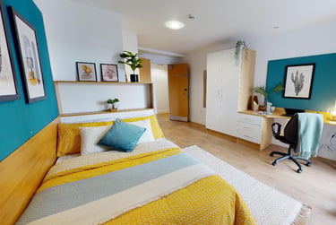 Gold En Suite - Image 1