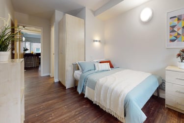 Silver En Suite Deluxe at iQ Aspley House, Firth Street, City Centre, Huddersfield, HD13BN - Image 1
