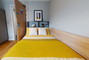 4-Bed Silver Room - Image 1