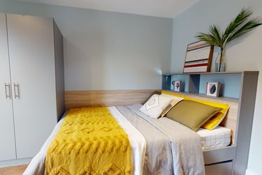 5-Bed Silver Room - Image 1