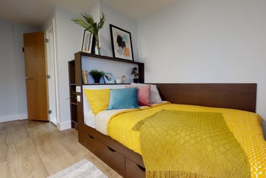 Gold En Suite - Image 1