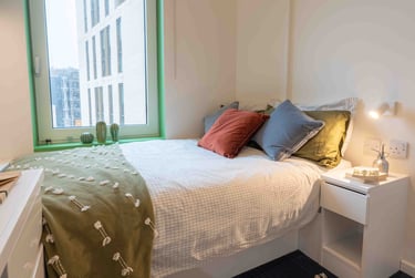 Gold 2 Bed Apt Plus at iQ Brighton, 7 The Furlong, Coombe Road, Brighton, BN24FR - Image 1