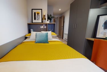 Gold En Suite - Image 1
