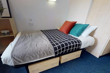Silver En Suite at iQ Little Aspley House, Firth Street, City Centre, Huddersfield, HD13BN - Image 1