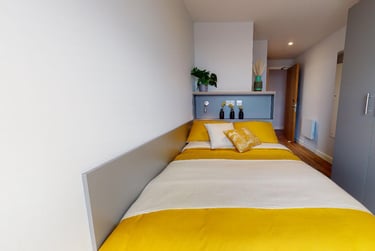 Penthouse En Suite Plus at iQ Altus House, Tower House Street, City Centre, Leeds, LS28GH - Image 1