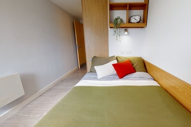 Gold En Suite - Image 1