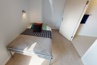 Silver En Suite at iQ Marsden House, 1-3 Burley Road, City Centre, Leeds, LS31JZ - Image 1