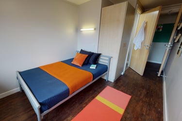 Bronze En Suite - Image 1