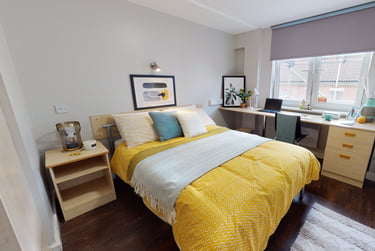 Gold En Suite - Image 1