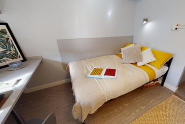 Gold En Suite at iQ Great Newton House, 7 Lower Gill Street, City Centre, Liverpool, L35BB - Image 1