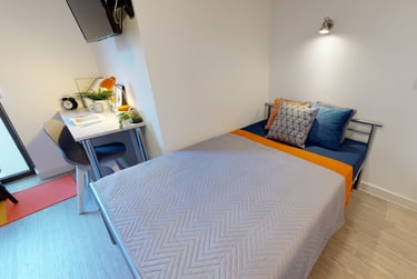 Bronze Studio Plus at iQ Magenta House, Whitechapel Road, Spitalfields, London, E11DQ - Image 1
