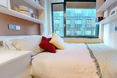 Silver 2 Bed Apt Plus - Image 1