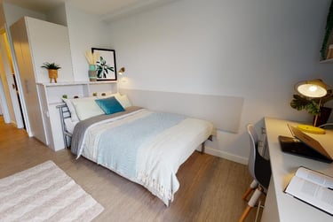 Platinum En Suite Plus at iQ Wilmslow Park, 211 Hathersage Road, Fallowfield, Manchester, M130JQ - Image 1