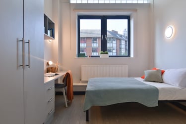 2 Bed Apartment at iQ Exchange, 143 Lower Parliament Street, City Centre, Nottingham, NG11EE - Image 1