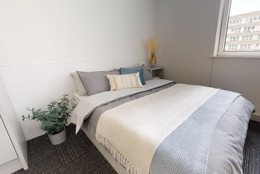 Platinum Studio Premium at iQ Newland House, 49 Mount St, Lenton, Nottingham, NG16HE - Image 1