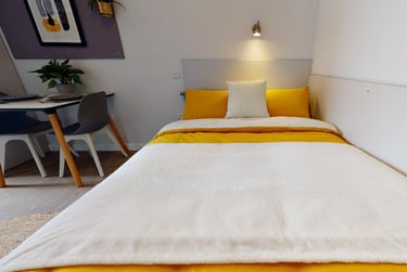 Silver 2 Bed Apt Plus at iQ Newland House, 49 Mount St, Lenton, Nottingham, NG16HE - Image 1