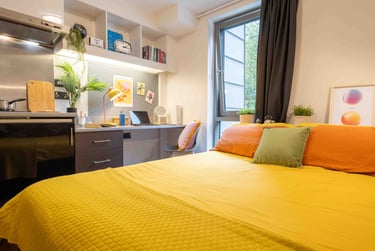 Bronze Studio at iQ Astor House, 163 Notte Street, City Centre, Plymouth, PL12AQ - Image 1