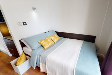 Platinum En Suite at iQ Astor House, 163 Notte Street, City Centre, Plymouth, PL12AQ - Image 1