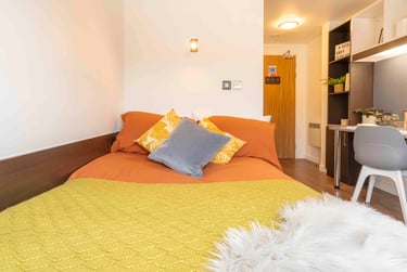 Silver En Suite at iQ Astor House, 163 Notte Street, City Centre, Plymouth, PL12AQ - Image 1