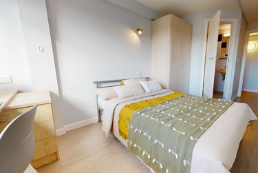 Bronze En Suite Plus at iQ Fenton House, 51 Wellington Street, City Centre, Sheffield, S14HL - Image 1