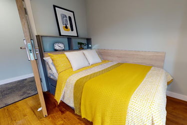 3-Bed Silver Apartment - Image 1