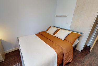 Silver En Suite at iQ Fiveways House, North Road, City Centre, Wolverhampton, WV11HR - Image 1