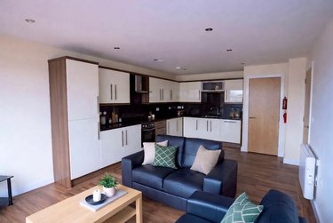 4 bed flat, 121 Fitzwilliam Street, Devonshire Green, Sheffield, S14JP - Image 1