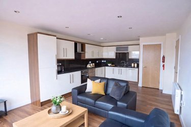 3 bed flat, 121 Fitzwilliam Street, Devonshire Green, Sheffield, S14JP - Image 1
