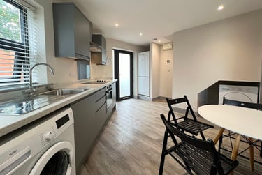 3 bed flat, Stratford Road, West Bridgford, Nottingham, NG26BA - Image 1