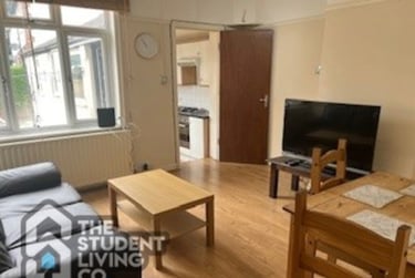 3 bed house, Wilford Lane, The Meadows, Nottingham, NG27RL - Image 2