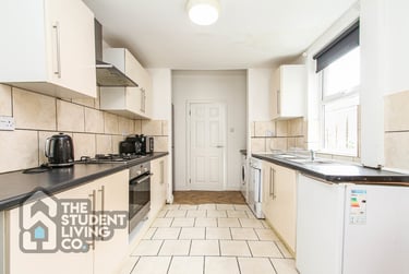 4 bed house, Peveril Road, Lenton Abbey, Nottingham, NG92HY - Image 2