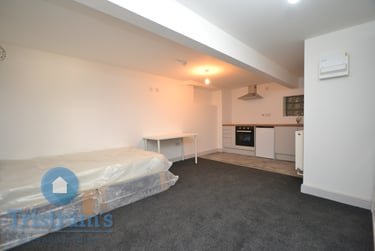 1 bed studio, Bulwer Road, Nottingham, NG73HL - Image 1