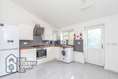 4 bed house, Queens Road East, Beeston, Nottingham, NG92GS - Image 1