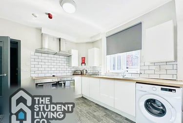 8 bed house, Derby Grove, Radford, Nottingham, NG71PE - Image 1