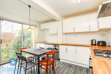 3 bed house, Manton Crescent, Lenton Abbey, Nottingham, NG92GF - Image 2