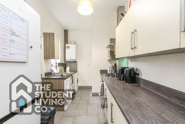 5 bed house, Ridding Terrace, Arboretum, Nottingham, NG31DW - Image 2