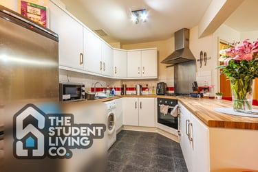 2 bed house, Portland Square, Radford, Nottingham, NG74HR - Image 2