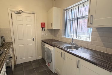 6 bed house, Barnsfold Avenue, Fallowfield, Manchester, M146FJ - Image 1
