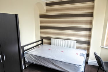 6 bed house, Grecian Street North, Charlestown, Salford, M72JR - Image 2