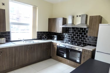 6 bed house, Grecian Street North, Charlestown, Salford, M72JR - Image 1
