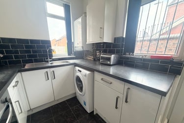 3 bed house, Suffolk Street, Charlestown, Salford, M66DU - Image 2